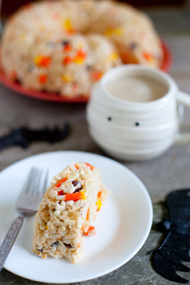 Take Rice Krispies Treats to a new level of fun in this easy Halloween Rice Krispie cake that makes the perfect Halloween party dessert in only 10 minutes! From EatingRichly.com