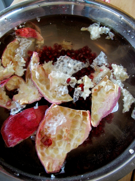 peel a pomegranate without mess