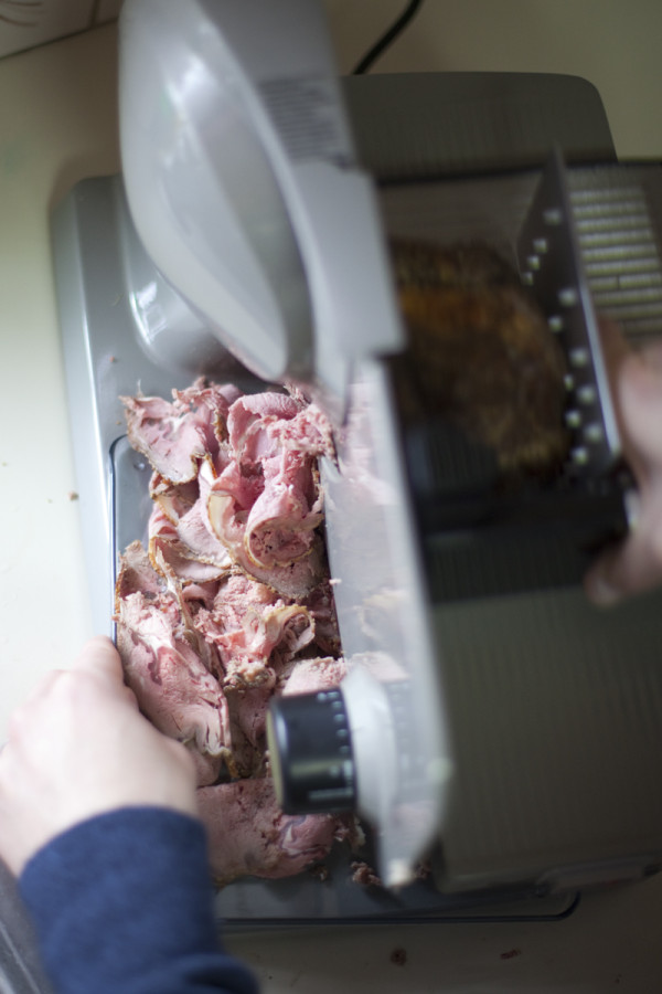 slicing-roast-beef-sandwich-meat