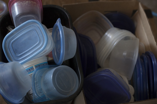 These 5 easy steps have kept my tupperware cupboard organized, even when my husband does the dishes. Only $2 organization makeover! - EatingRichly.com