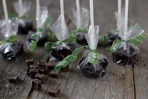 Hot Chocolate on a Stick. Fast & easy edible gift perfect for Halloween, Christmas, or Valentines. Vegan adaptable! | EatingRichly.com