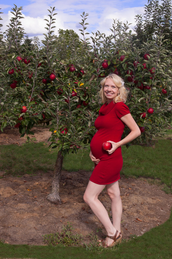 Maternity photo 15 weeks, Baby the size of an apple! EatingRichly.com