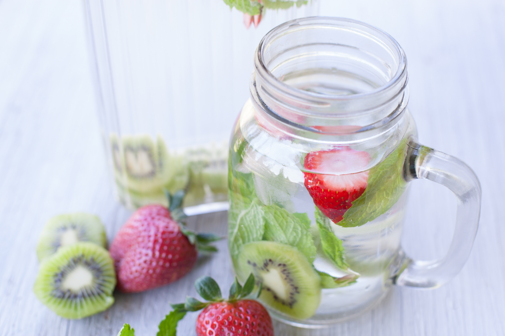 https://eatingrichly.com/wp-content/uploads/2015/05/strawberry-kiwi-water-0992.jpg