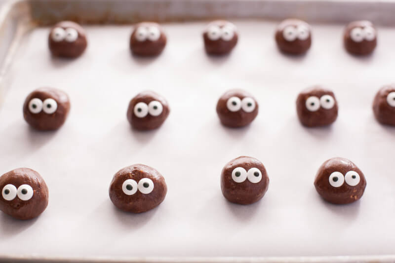 These cute little spiders are actually a chocolate peanut butter protein ball, perfect for some quick energy or an adorable healthy kid snack for Halloween. From EatingRichly.com