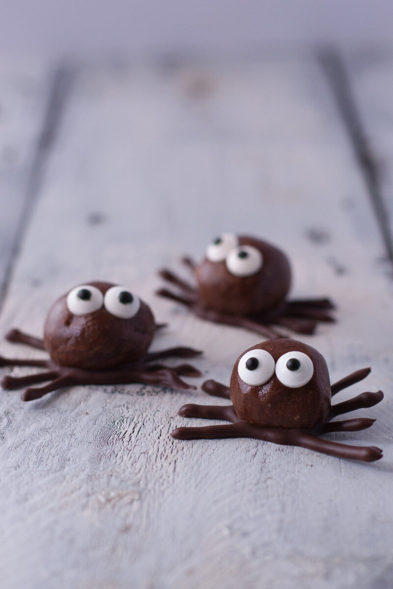 These cute little spiders are actually chocolate peanut butter protein balls, perfect for some quick energy or an adorable healthy kid snack for Halloween. From EatingRichly.com