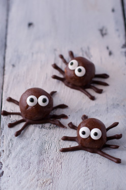 Holiday edible art projects for kids: chocolate protein ball spiders from EatingRichly.com