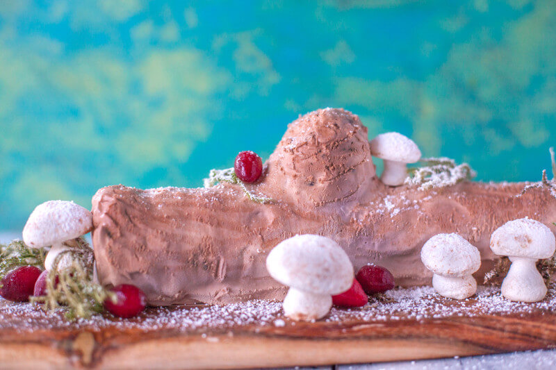 This easy no bake yule log cake is the perfect Christmas dessert to make with your kids. Just 5 ingredients! Part of #MiniChefMondays on EatingRichly.com
