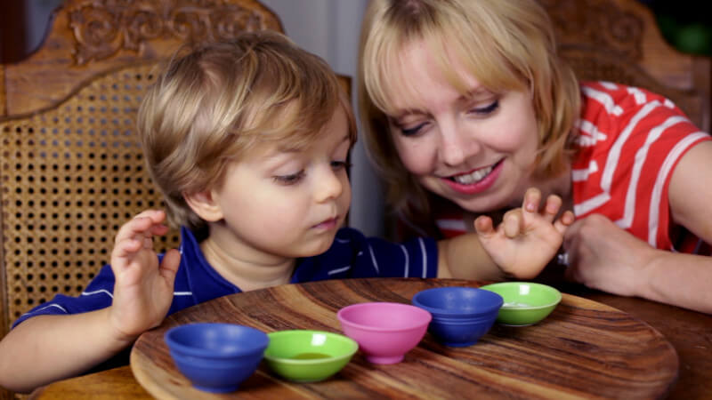 One of the best cooking games for kids uses simple ingredients to teach them about taste. Help your child develop their palate as they play! Part of #MiniChefMondays on EatingRichly.com