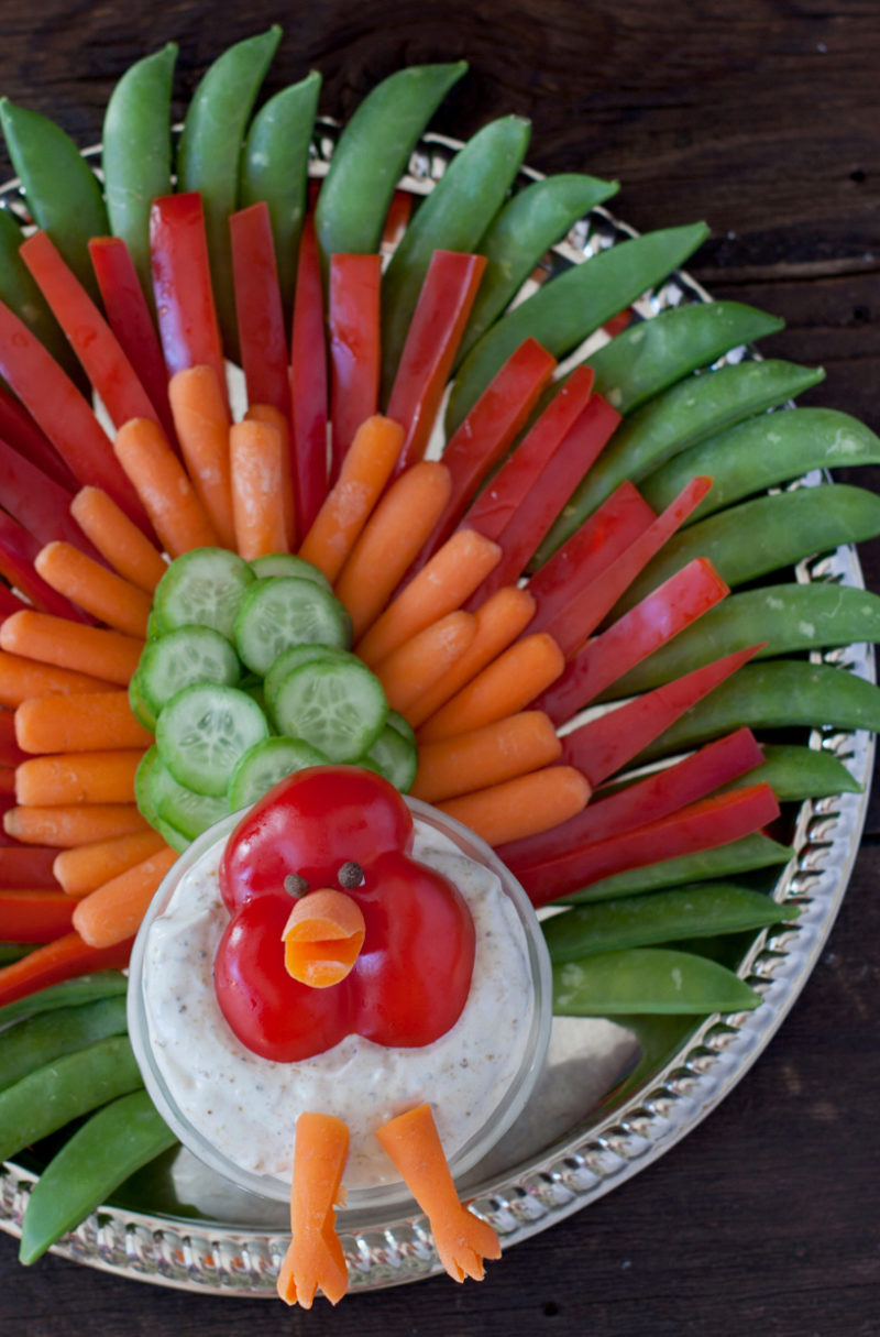 Thanksgiving turkey veggie tray. Such a cute idea! Great way to get kids to eat their veggies. From EatingRichly.com