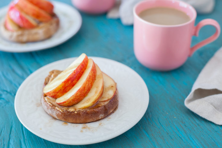 Try this super easy, grab-and-go, healthy breakfast english muffin recipe. It will keep you energized through the morning. From EatingRichly.com