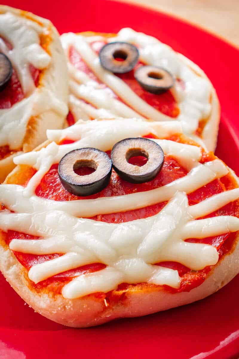 Halloween Pizza Mummy Kids Can Make Themselves! - Eating Richly