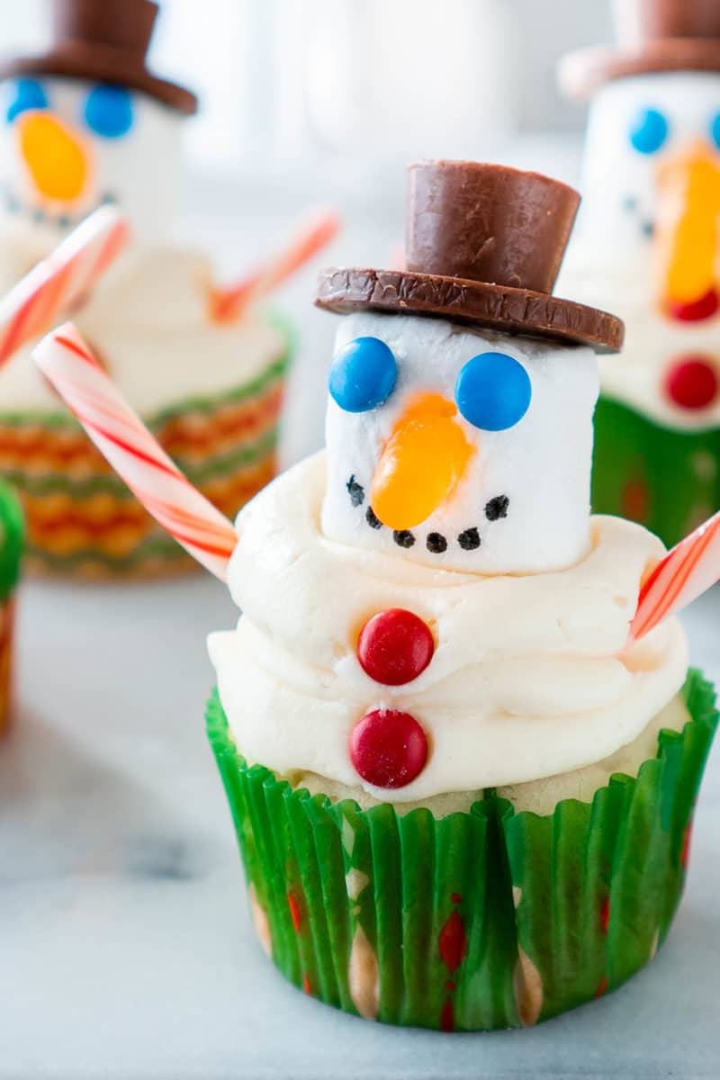 Snowman Cupcakes Using Marshmallows